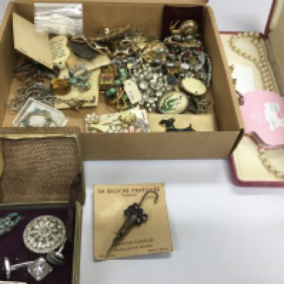 A collection of assorted costume jewellery. Postage B