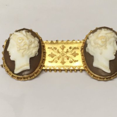A Victorian double cameo brooch. 9.81g Postage B