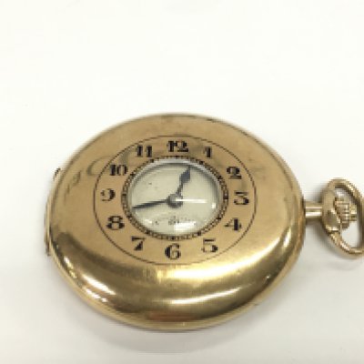 A 9ct gold Zenith half hunter pocket watch. Approximately 48mm case and 64.66g. Winds and seen running.