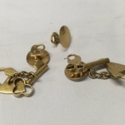 A set of 18ct stamped lock and key cufflinks and studs.