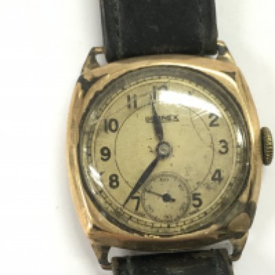 A 9ct gold cased vintage gents watch with leather straps. Not running 21.90g