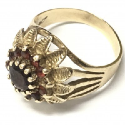 A 9ct gold garnet set ring. Approx size P, Approx weight 4.70 grams.