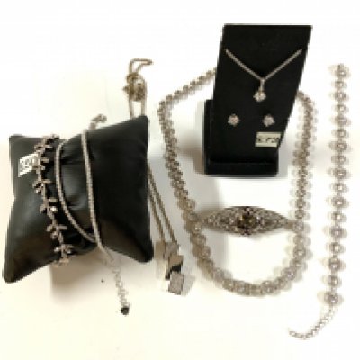 A selection of good sterling silver and stone set jewellery.