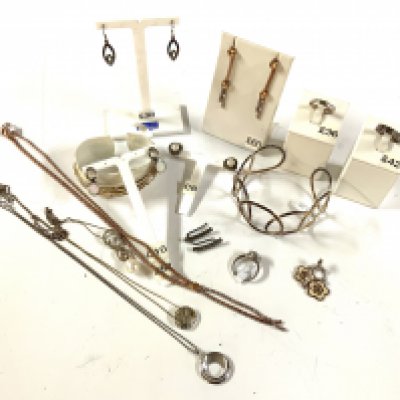 A mixed lot of Sterling silver jewellery.