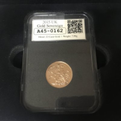 A 2015 Gold Sovereign mint in a Perspex slab and fitted box.