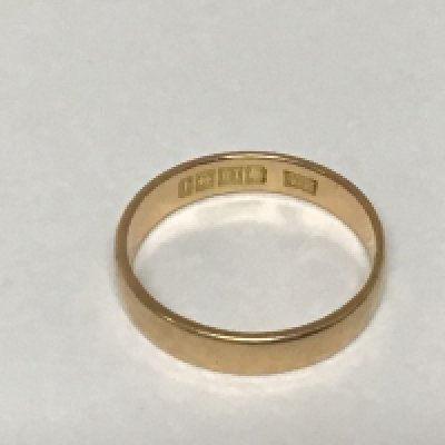 An 18carat gold wedding band weight 4g approximately.