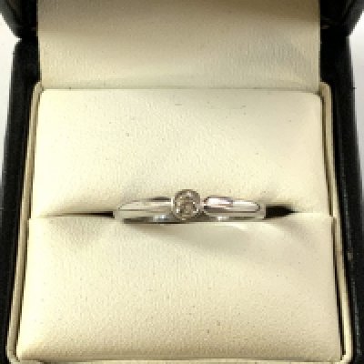 A 9ct gold diamond solitare ring. (A)