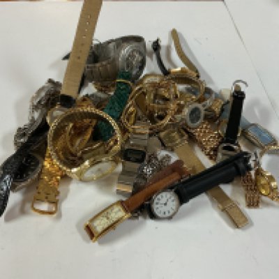 A mixed lot of watches containing limit watches and various other brands.