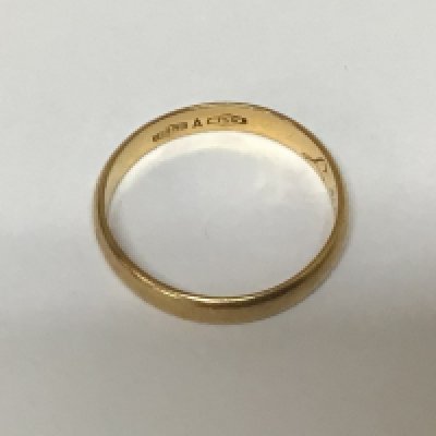 An 18carat gold wedding ring with personal inscription weight 3g