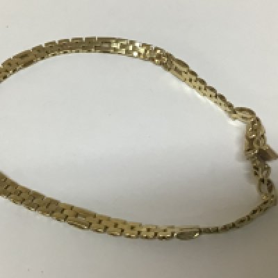 A 9carat gold bracelet with alternating graduating links. Weight 5.5g