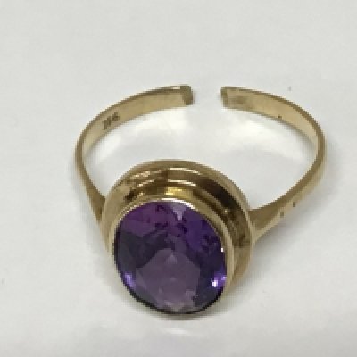 A 9carat gold ring set with a cut amethyst (ring cut) weight 2g