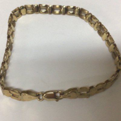 A 9carat gold bracelet with open links weight 5.5g