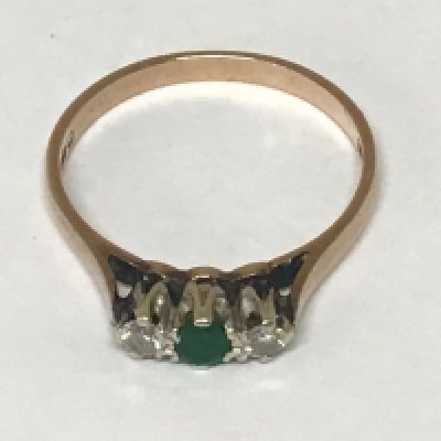 A 9carat gold ring set with an emerald flanked by chip diamonds weight 1.8g