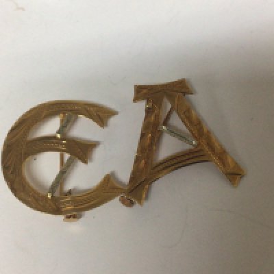 Two 18carat gold letter brooches E and A weight 3g