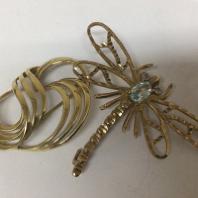 A 9carat gold brooch in the form of a dragonfly and one other 9carat brooch weight 6.5g