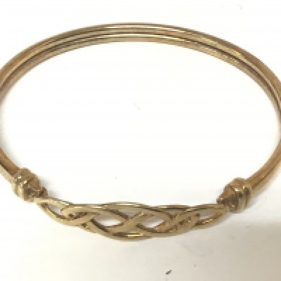 A 9carat gold bangle with Celtic type knot. Weight 7g