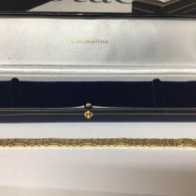 A quality Goldsmiths ladies 18carat gold multi link bracelet weight 23g in a fitted box.