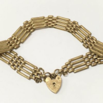 A 9ct gold gate bracelet , 9.3G total weight. Postage category A