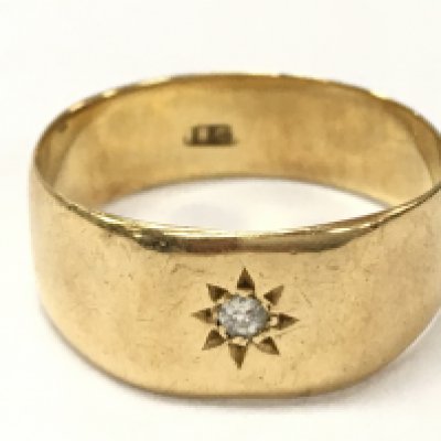 A Gents 18ct gold ring set with a small diamond , size V. 6g total weight. Postage category A