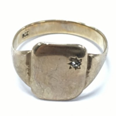 A 9ct gold ring size S. 3.8g total weight. postage category A