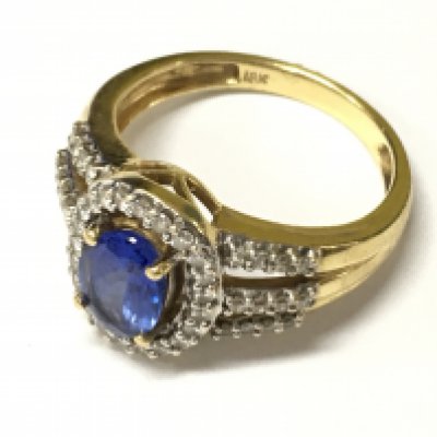 An 18ct gold diamond and tanzanite ring, size O. Approx weight 6.17 grams.