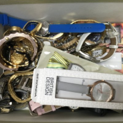 A box of watches including Sekonda, Seiko, Gillex, Ingersoll etc . Postage category B