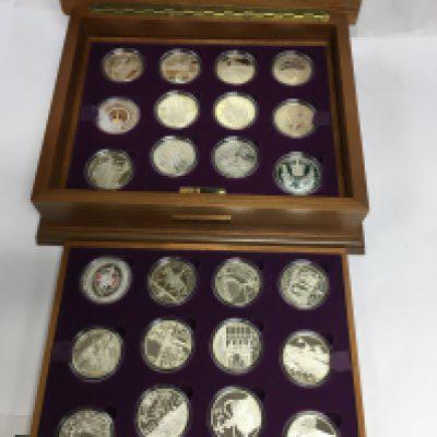 A cased Queen Elizabeth II Golden Jubilee Collection coin set. Shipping category C.