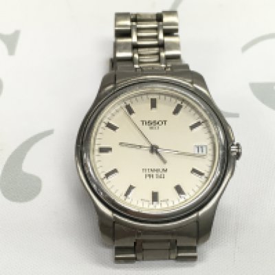 A vintage mens Tissot Titanium PR50. Seen running.