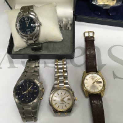 A collective lot of four SEIKO watches including a Seiko 5 automatic model and a Seiko chronograph. Postage B