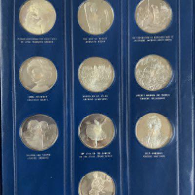 Treasures of The Louvre, a set of 50 sterling silver Medallions struck by John Pinches, approx 1.5 kg.