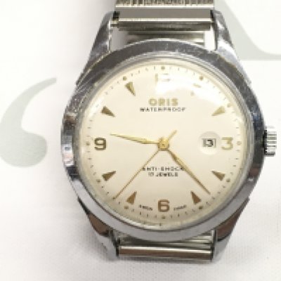 A vintage Oris gents wrist watch, winds and runs. On aftermarket strap. Postage B