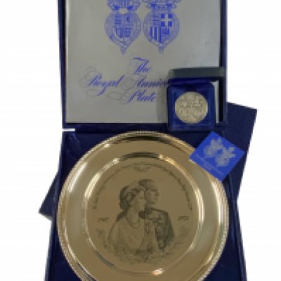 The Royal Anniversary sterling silver plate together with the Royal anniversary medal issued by John Pinches.