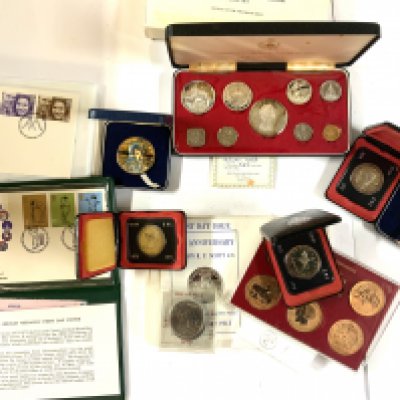 A mixed collection of sterling silver and commemorative coins.