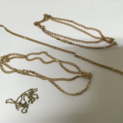 Two 9carat gold necklaces a bracelet and one other small gold chain total weight 19g