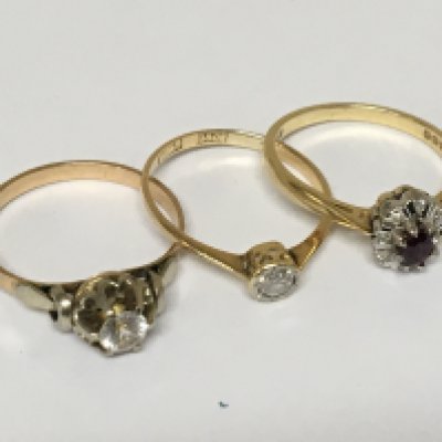 Three 18carat gold rings set with a solitaire diamond and a ruby weight 6g