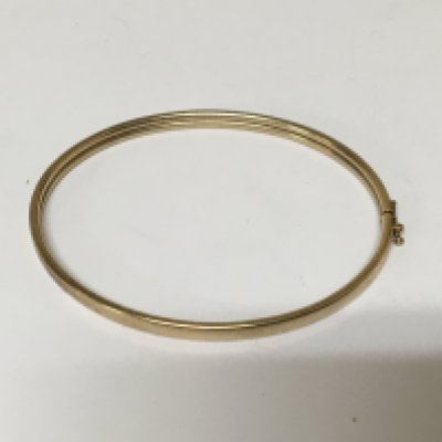 An unmarked yellow metal bangle weight 5g