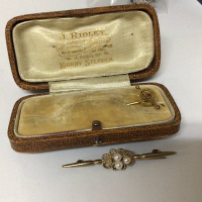 A 9carat gold brooch set with cultured pearls and a stick pin (2)