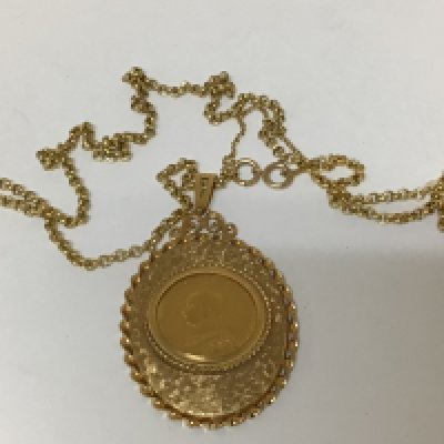 A 9carat gold necklace and pendent the pendent set with a Victorian 1890 Sovereign. Total weight 24g