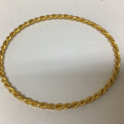 A high grade gold bangle with intertwined simulated rope pattern weight 16g