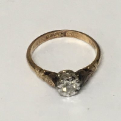An 18carat gold ring set with a small diamond. Weight 2.5g