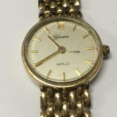 A ladies Swiss 9ct gold watch.