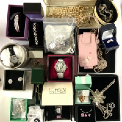 A large collection of modern fashion jewellery.