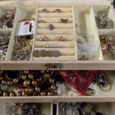 A cased of modern fashion costume jewellery.