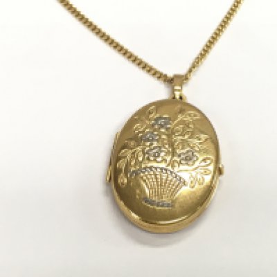 A 9ct gold locket and chain. Total weight 9.19g