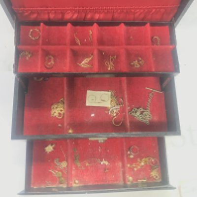 A collection of assorted jewellery with some 9ct gold jewellery amongst other yellow metal items