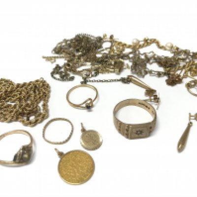 A mixed lot of 9ct gold and yellow gold including a diamond set signet ring, chains etc, 34g total weight. Postage catA