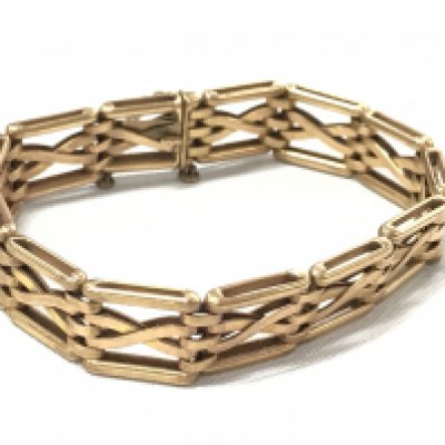 A 15ct gold bracelet, 22.3g total weight postage category a