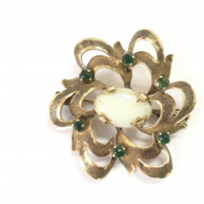 An opal and emerald brooch. No visible hallmarks. 7.28g Postage B