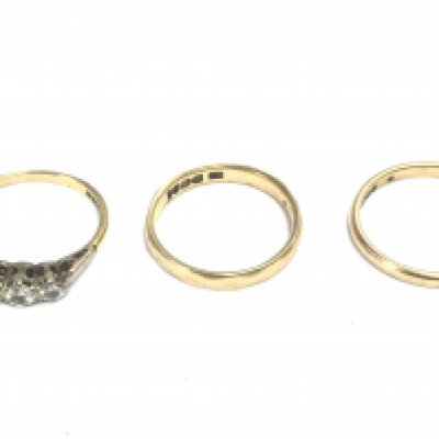 Two 18ct gold bands and an 18ct gold diamond set ring. 7.47g. Postage A
