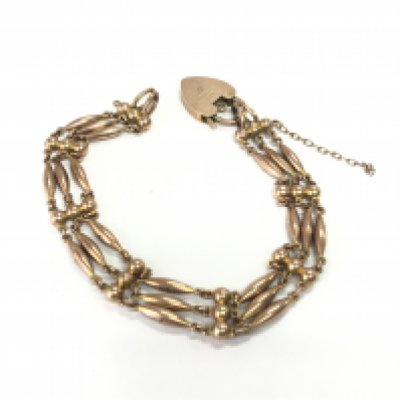 A 9ct gold gate bracelet with heart shaped padlock. Approx 13.70g Postage A